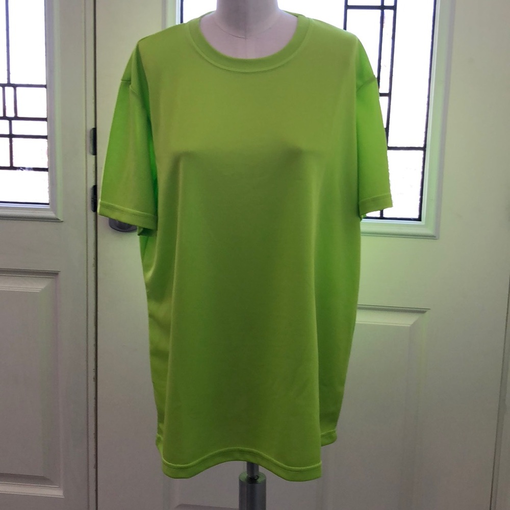 NWOT- EXPERT PERFORMANCE ATHLETIC TEE